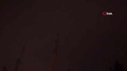 Şimşekler geceyi aydınlattı, dolu yağışı kent merkezini beyaza bürüdü