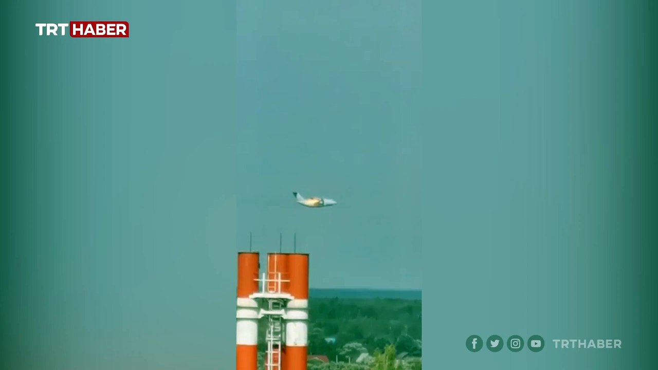 Rusya'da motoru alev alan uçak yere böyle çakıldı