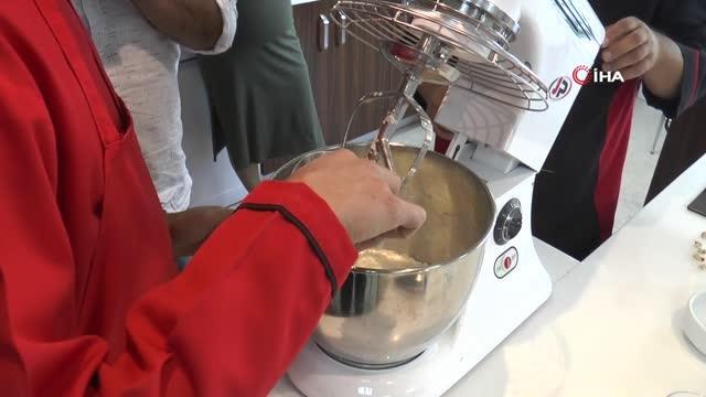 Özel eğitim meslek okulu öğrencileri velileri ile birlikte mantı sıktı, saç kesimi yaptı