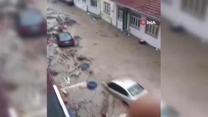 Son dakika haber... Sel sularının kapılan vatandaşa seslendi: 'Dayan dayı Allah-u Ekber de' ..Can pazarı kamerada