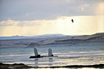 Baraj suları 150 metre çekildi, 700 yıllık mezarlık gün yüzüne çıktı