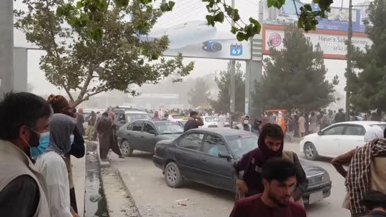 Ülkeyi terk etmek isteyenlerin Kabil Havalimanı önündeki bekleyişi sürüyor