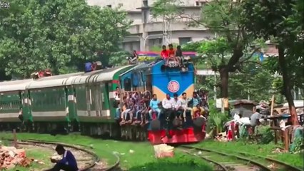 এই ছেলেটি অস্ট্রেলিয়া থেকে ব্রিটেনে চলে যায় নিজেকে বাক্সে কুরিয়ার করে!