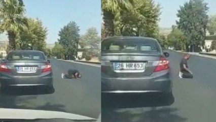 Download Video: Akan trafiğin ortasında namaza durdu, kimse yaptığına bir anlam veremedi