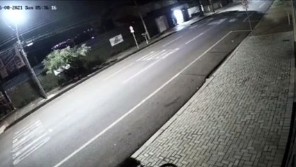 Moradora faz alerta: "Ele consegue destravar portões eletrônicos para furtar as bicicletas"