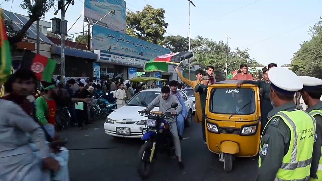 Manifestantes desafiam talibãs com bandeiras afegãs