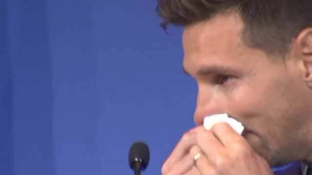 Subastan por un millón de dólares el supuesto pañuelo que usó Messi en su despedida