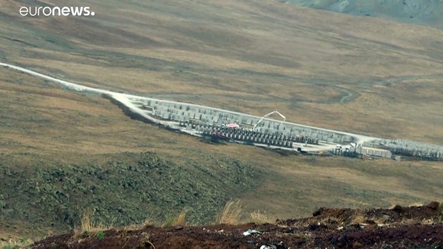 شاهد: تركيا تبني جداراً على طول حدودها مع إيران لوقف تدفق اللاجئين الفارين من أفغانستان