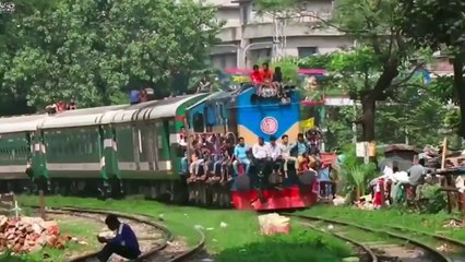 দেখুন চলন্ত ট্রেন থেকে চোর কিভাবে মোবাইল ছিন্তাই করে! Mobile Snatching In Train