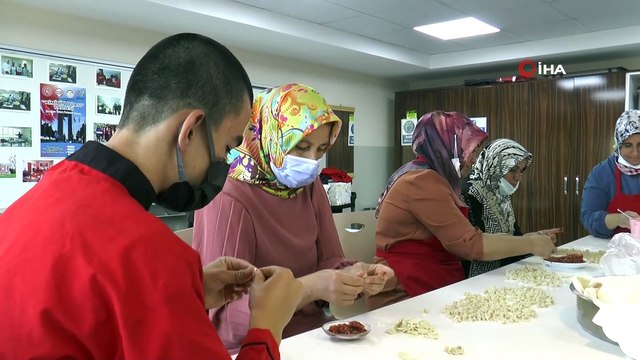 Özel eğitim meslek okulu öğrencileri velileri ile birlikte mantı sıktı, saç kesimi yaptı