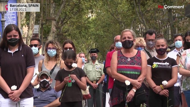 Silêncio e cravos brancos na homenagem às vítimas dos atentados de Barcelona