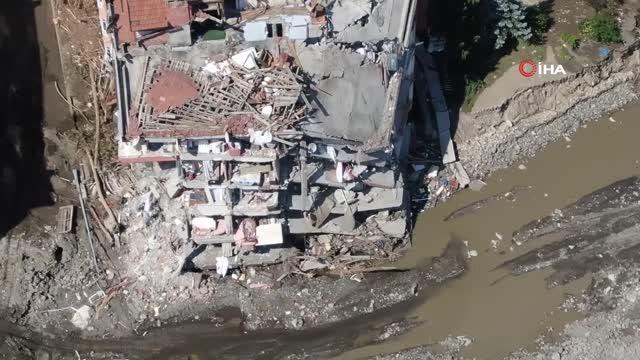 Kastamonu Bozkurt ilçesinde selde çöken 8 katlı Ölçer apartmanının müteahhidi Mehmet Özken Esenyurt'ta gözaltına alındı.