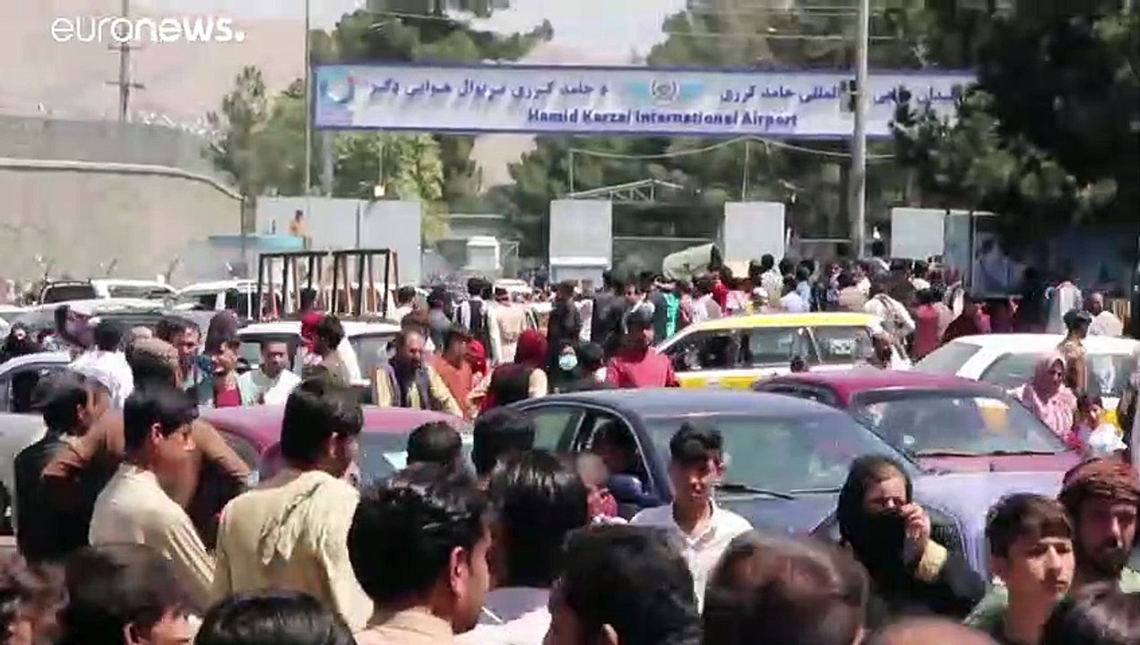 شاهد: بعد سيطرة طالبان على كابول.. أفغان يائسون يتسلقون جدار المطار أملا في الرحيل