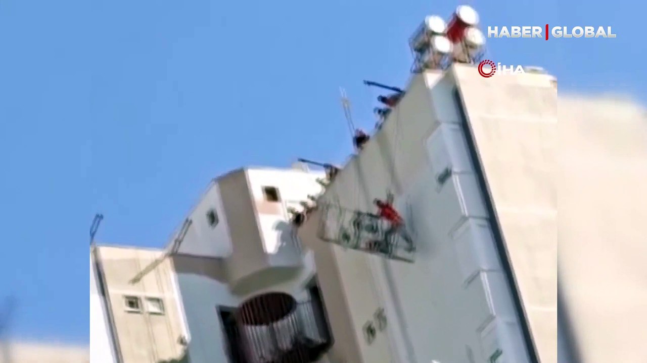 İskelede asılı kalan iki kardeş yürekleri ağza getirdi! Emniyet kemerleri sayesinde kurtuldular