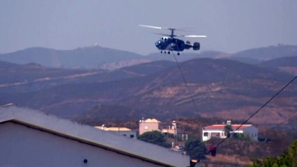 Tải video: Bombeiros lutam contra incêndio em Portugal