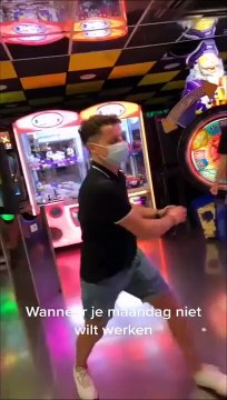 Ce touriste va se souvenir de ce punching ball