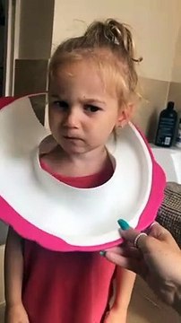 Celle fillette se retrouve la tête coincée dans la cuvette des toilettes