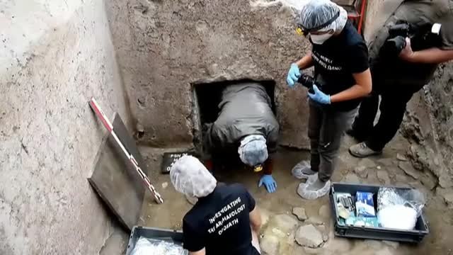 Un grupo de arqueólogos de la Universidad de Valencia halla un cuerpo momificado en una tumba en Pompeya