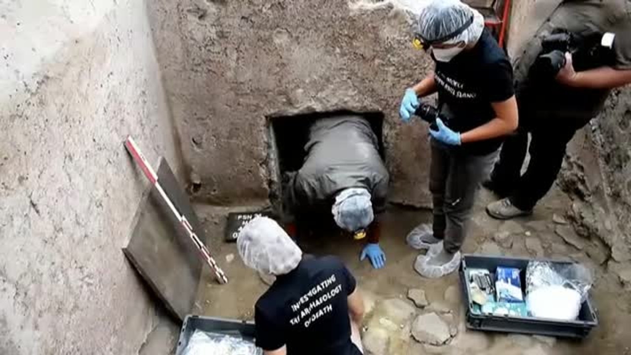 Un grupo de arqueólogos de la Universidad de Valencia halla un cuerpo momificado en una tumba en Pompeya