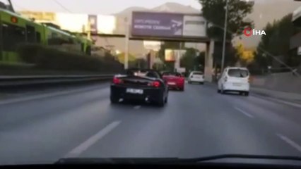 Trafikte makas atan motosiklet sürücüsü otomobile böyle çarptı