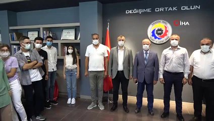 YKS’de ilk bine giren 6 öğrenci ödüllendirildi