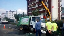 Yola devrilen çöp kamyonu nedeniyle Karadeniz Sahil Yolu'nda araç kuyruğu oluştu