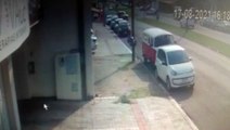 Câmera flagra colisão entre carros na Av. Brasil; um dos condutores aparece deixando o local