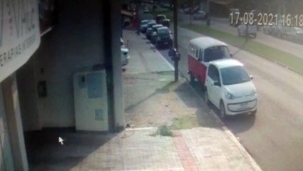 Câmera flagra colisão entre carros na Av. Brasil; um dos condutores aparece deixando o local