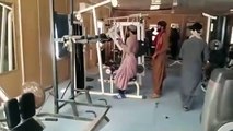 Soldados do Talibã “treinam” em academia do palácio presidencial do Afeganistão