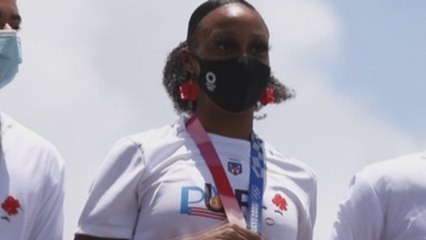 Camacho-Quinn llega a Puerto Rico y encabeza caravana luciendo su medalla de oro