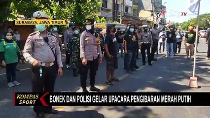 Bonek dan Polisi Gelar Upacara Pengibaran Bendera Merah Putih