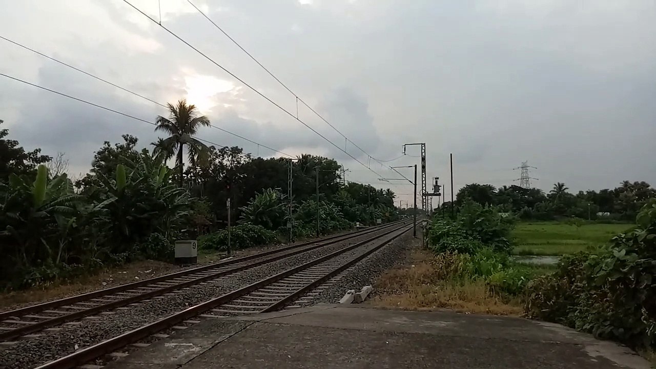 Route Diverted __ 03188 Maa-Tara Special (RPH-SDAH) leading with SDAH WAP-7 coming furiously __ ER