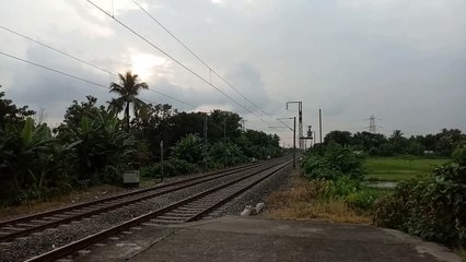 Route Diverted __ 03188 Maa-Tara Special (RPH-SDAH) leading with SDAH WAP-7 coming furiously __ ER