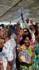 Elton John se lance dans un show improvisé dans un mythique restaurant de la Côte d'Azur