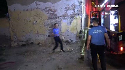 Bursa'da metruk bina alev alev yandı