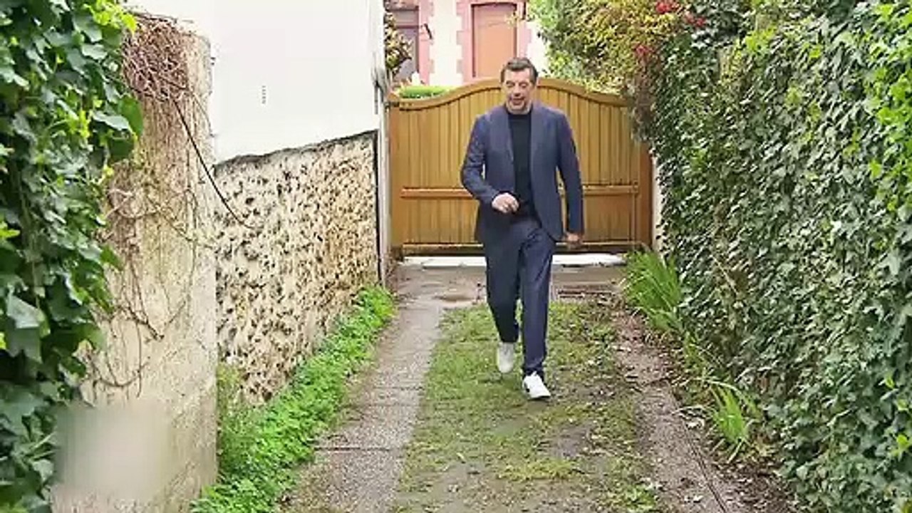 Stéphane Plaza et sa nouvelle recrue Carole Carat dans un nouveau numéro de "Maison à vendre" sur M6.