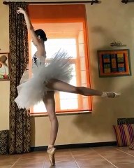 La ballerine Maria Khoreva dévoile ses talents sur une pointe pendant une minute
