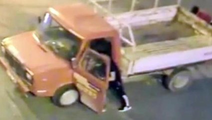 Eşiyle görüşüp barışabilmek için iki ayrı kamyonet çalan hırsız, uyurken yakayı ele verdi