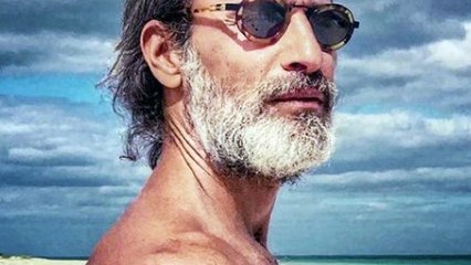 “I soldi non c’entrano”. Gf Vip, Raz Degan umilia Alfonso Signorini dopo le voci sul suo conto