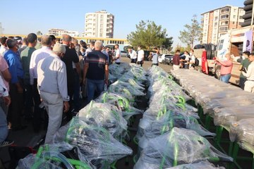 Diyarbakır Büyükşehir Belediyesi kırsaldaki çiftçiye malzeme yardımında bulundu