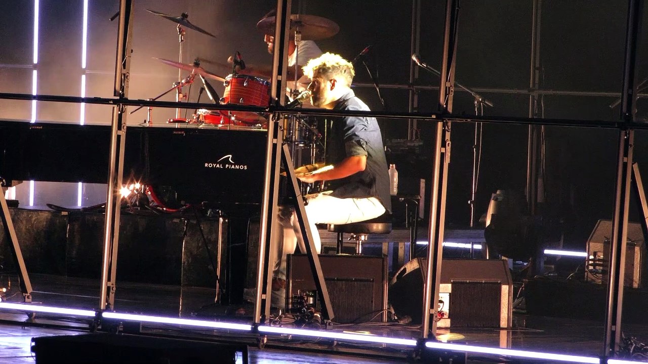 Victoria Federica se desmelena cantando a coro con Pablo López en un concierto