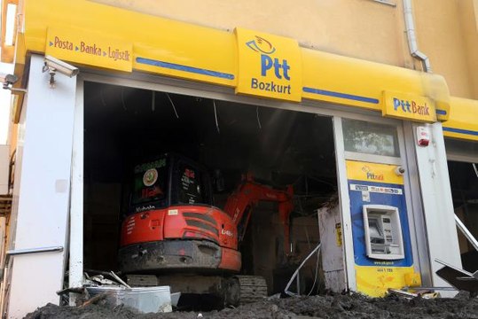 Son dakika haberi... KASTAMONU - Bozkurt'taki sel felaketinde balçıkla kaplanan PTT şubesindeki posta ve evraklar da kullanılmaz hale geldi