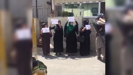 Afghan women protest against Taliban with courage
