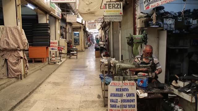 7 metrekarelik dükkanında 60 yıldır ilk günkü heyecanla ayakkabı tamir ediyor