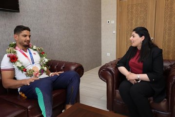 Milli güreşçi Taha Akgül, afetzedeleri unutmadı