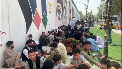 Milhares de civis e afegãos retirados