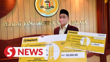 Olympic bronze medalist Aaron Chia gets rewarded by Melaka government