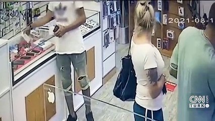 Telefon mağazasındaki hırsızlık kamerada