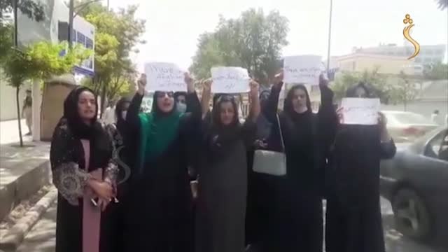 Un grupo de mujeres protesta en las calles de Kabul tras la llegada de los talibanes
