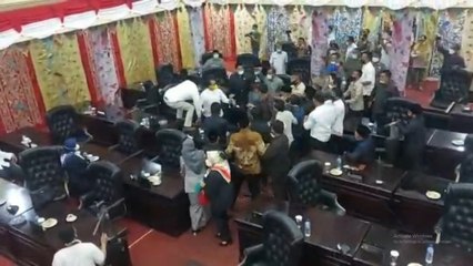 Ricuh! Anggota DPRD Solok Saling Lempar Gelas saat Sidang Paripurna